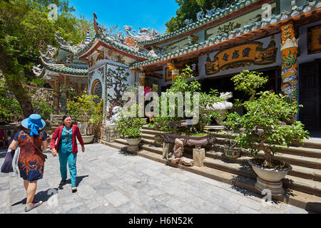 Le donne vietnamite camminano alla Pagoda di Linh Ung sulla montagna Thuy Son. Le montagne di marmo, da Nang, Vietnam. Foto Stock