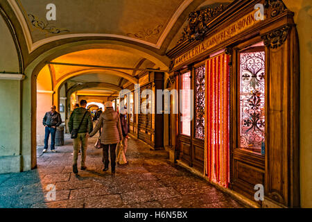 Italia Piemonte Canavese - Rivarolo Canavese - Centro storico - portici di Via Ivrea Foto Stock