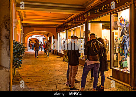 Italia Piemonte Canavese - Rivarolo Canavese - Centro storico - portici di Via Ivrea Foto Stock