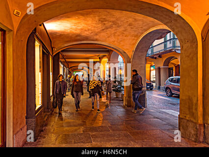 Italia Piemonte Canavese - Rivarolo Canavese - Centro storico - portici di Via Ivrea Foto Stock