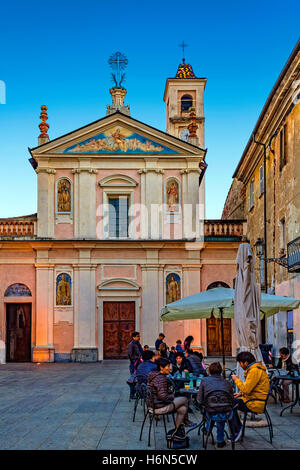 Italia Piemonte Canavese - Rivarolo Canavese - la città vecchia, la Piazza Garibaldi - Chiesa Confraternita di San Rocco e San Carlo Foto Stock