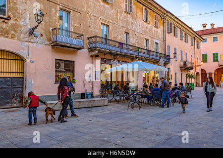 Italia Piemonte Canavese - Rivarolo Canavese - la città vecchia, la Piazza Garibaldi Foto Stock