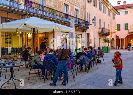 Italia Piemonte Canavese - Rivarolo Canavese - la città vecchia, la Piazza Garibaldi Foto Stock