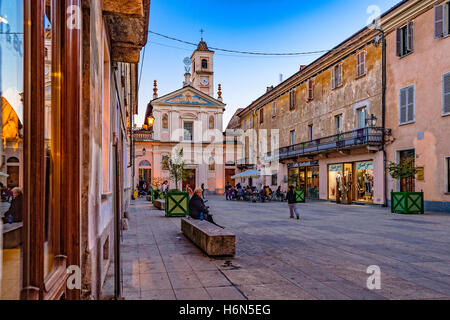 Italia Piemonte Canavese - Rivarolo Canavese - la città vecchia, la Piazza Garibaldi - Chiesa Confraternita di San Rocco e San Carlo Foto Stock