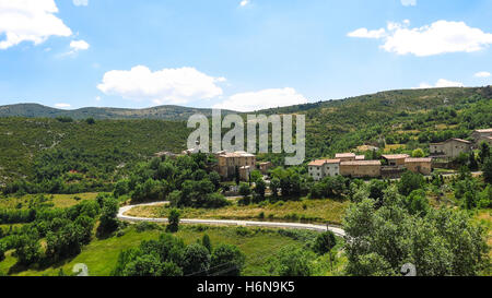 Panoramica del mezzogiorno Pirenei catalani e il villaggio Perves. Pallars zona. Spagna Foto Stock