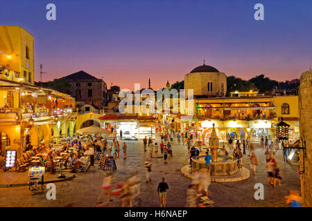 Twilight a Ippocrate (Ipokratous) Square, a Rodi città vecchia isola di Rodi, Dodecanneso isole, Grecia. Foto Stock