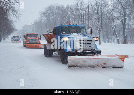 Kryvyi Rih, Ucraina - Gennaio, 17, 2016: veicoli spazzaneve pulire la coperta di neve strada ghiacciata durante il blizzard Foto Stock