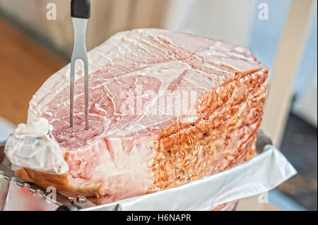 Close up italiane di prosciutto cotto pronto per essere affettato . Messa a fuoco selettiva. Foto Stock