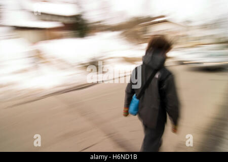 Donna di rinvio del movimento movimento di spostamento a piedi andare andando a piedi viaggio salute arte simbolica del modello di stile di vita del progetto Foto Stock