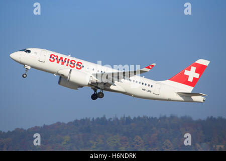 Zurigo/Svizzera luglio10, 2016: Swiss International Air Lines nuovo Bombardier CSeries atterraggio all'aeroporto di Zurigo. Foto Stock