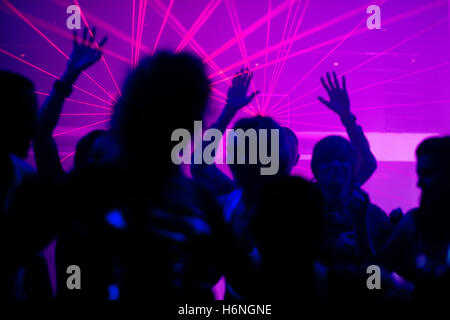 La gente ballare in discoteca con laser Foto Stock