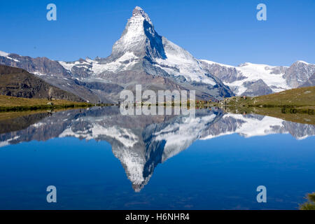 I turisti di fronte al Monte Cervino Foto Stock