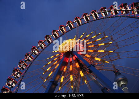 Ruota panoramica Ferris ad un mercatino di natale Foto Stock