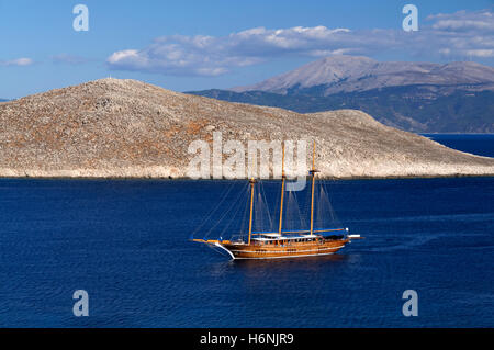 Tre masted wooden sailing ship, tra Ftenaghia anf Nissos isolotto di Chalki Island, vicino a RODI, DODECANNESO isole, Grecia. Foto Stock