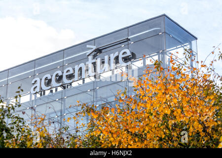 Logo Accenture, firma sulla costruzione di Praga, Repubblica Ceca Foto Stock