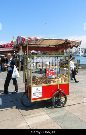 Istanbul, Turchia - 20 Maggio: Unidentified street distributore vende simits su una strada a Maggio 20, 2016, Istanbul, Turchia. Simit (Turco) Foto Stock
