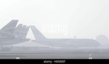 Piani nella nebbia a Heathrow Airport, come trucco-o-treaters può aspettarsi una mite serata come Halloween soggiorno temperature al di sopra della media per il quarto anno consecutivo. Foto Stock