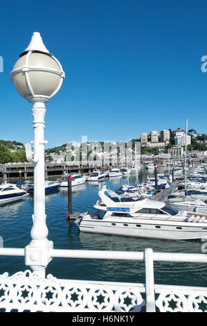 Torquay, Devon marina dalla principessa pier contro un cielo blu chiaro su un luminoso giorno d'estate Foto Stock