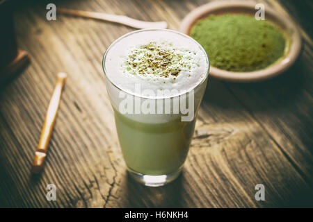 Tè verde Matcha latte bevanda in tazza di vetro Foto Stock