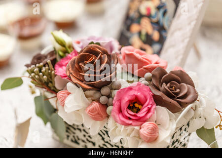 Deliziosa ricevimento di nozze candy bar decorazione dessert con cioccolato rose Foto Stock
