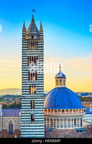 Antenna di Siena vista al tramonto. Il Duomo e la Torre del Campanile landmark. Toscana, Italia. Foto Stock