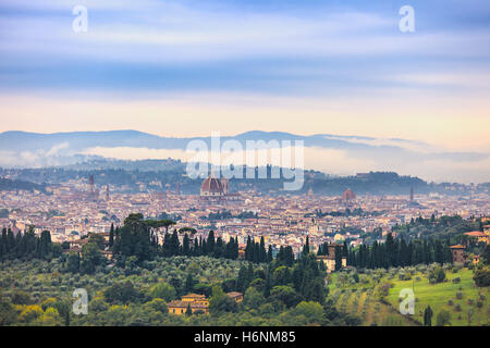 Firenze o antenna Firenze mattinata nebbiosa cityscape. Vista panoramica dalla collina di Fiesole. Palazzo Vecchio e il Duomo. Tuscan Foto Stock