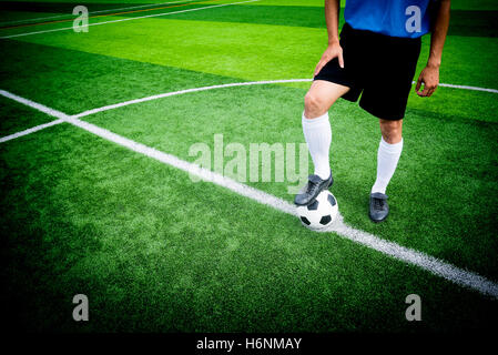 Giocatore di calcio pronto per giocare a kick off punto nel campo di calcio. Foto Stock