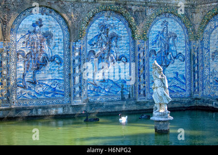 Azulejos nel giardino del Palacio dos Marchesi da Fronteira, Lisbona Foto Stock