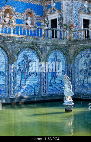 Azulejos nel giardino del Palacio dos Marchesi da Fronteira, Lisbona Foto Stock