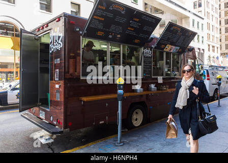San Francisco, CA, Stati Uniti d'America, Donna a piedi da venditore ambulante, carrelli di cibo, 'Philz caffè", diurno Foto Stock
