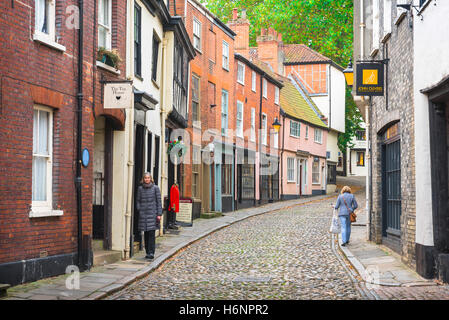 Elm Hill Norwich, vista della gente che cammina nella zona di Elm Hill dello storico quartiere medievale della città di Norwich, Inghilterra, Regno Unito. Foto Stock