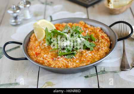 Peperone rosso risotto con parmigiano e rucola Foto Stock