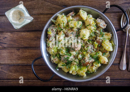 Salsiccia e porri hash con salsa di rafano Foto Stock