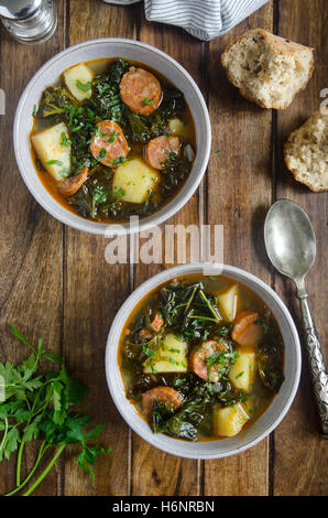 Cavolo riccio, patate e chorizo zuppa Foto Stock