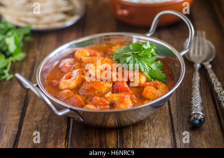 Indiano curry di gamberi con riso e chapatis Foto Stock