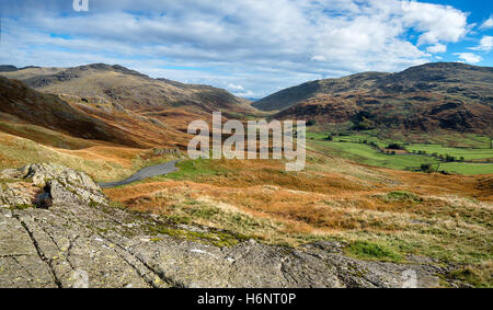 La vista dalla cima del Hardknott passano nel distretto del lago - uno di Gran Bretagna più ripido e più insidiose strade con gra Foto Stock
