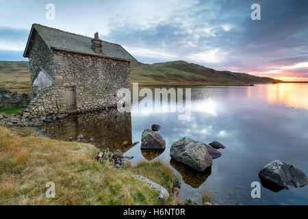 Una vecchia barca di pietra casa sulle rive del Devoke acqua ai piedi di Birker cadde nel Lake District in Cumbria Foto Stock