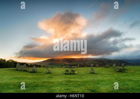 Drammatico tramonto su Castlerigg Stone Circle Near Keswick nel Lake District National Parki in Cumbria Foto Stock