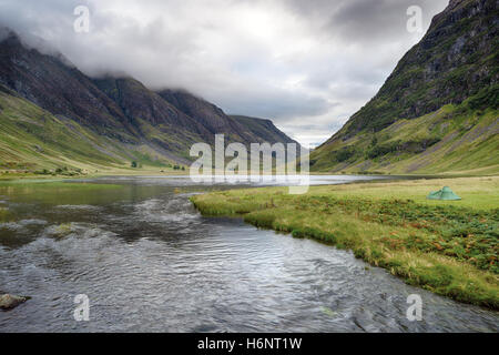 Una tenda sulle rive di Loch Achtriochtan a Glencoe nelle Highlands della Scozia Foto Stock