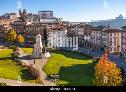Una vista dal Palácio da Bolsa - Stock Exchange Palace per il centro di Porto, Portogallo, Europa Foto Stock