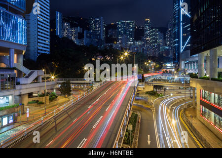 Vista dei sentieri di luce sul Cotton Tree Drive su strada e ad alta edifici di appartamenti in Mid-Levels a Hong Kong, Cina durante la notte. Foto Stock