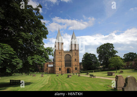 Colori di Primavera, Southwell Minster, Southwell città mercato, Nottinghamshire, England, Regno Unito Foto Stock