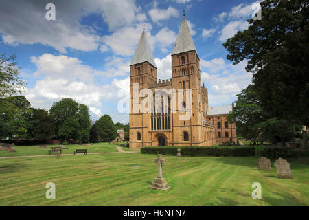 Colori di Primavera, Southwell Minster, Southwell città mercato, Nottinghamshire, England, Regno Unito Foto Stock