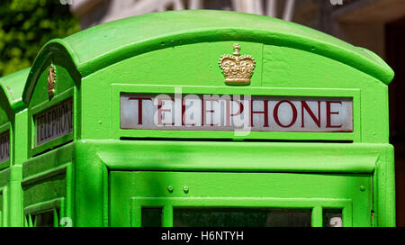 Verde tradizionali cabine telefoniche nel centro di Londra Foto Stock