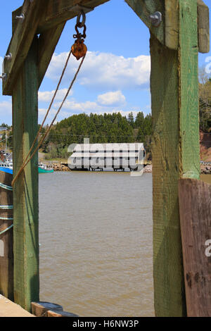 Ponte coperto in St. Martins, New Brunswick durante l'alta marea sulla Baia di Fundy, Canada Foto Stock