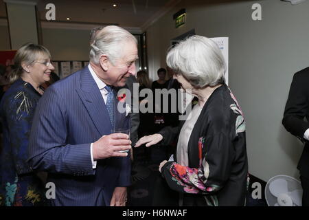 Il Principe di Galles parla con Dame Maggie Smith al Prince's Trust ricevimento al 2016 Daily Mirror Pride of Britain Awards presso Grosvenor House, Park Lane a Londra. Foto Stock