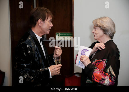 Cliff Richard e Dame Maggie Smith al Prince's Trust ricevimento al 2016 Daily Mirror Pride of Britain Awards presso Grosvenor House, Park Lane a Londra. Foto Stock