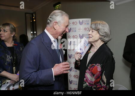 Il Principe di Galles parla con Dame Maggie Smith al Prince's Trust ricevimento al 2016 Daily Mirror Pride of Britain Awards presso Grosvenor House, Park Lane a Londra. Foto Stock