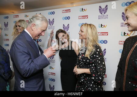 Il Principe di Galles parla con ex Spice Girls Geri Horner (centro) e Emma Bunton (a destra) al Prince's Trust ricevimento al 2016 Daily Mirror Pride of Britain Awards presso Grosvenor House, Park Lane a Londra. Foto Stock