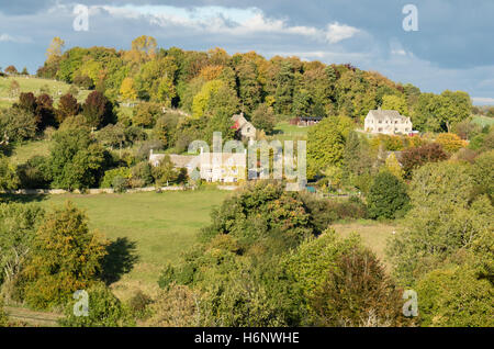 Autunno al di sopra del villaggio Costwold di Chedworth, Gloucestershire, England, Regno Unito Foto Stock